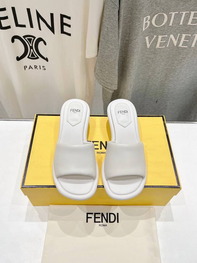 高版本出厂 Fendi*芬迪24Ss新款 Ff雕塑小矮跟金属鞋跟休闲拖鞋凉鞋 Zp购入对比定制，宽饰带凉鞋，彩色纳帕羊皮材质。雕塑感鞋跟，饰有金色饰面金属ff