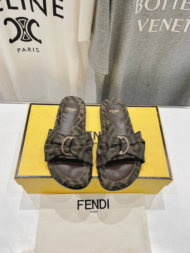 高版本出厂价 Fendi* 芬迪 2024Ss 夏季新品ff老花拖鞋 上街穿搭的不二之选 专柜买断货的爆款 经典老花设计，搭配ff Baguette装饰性搭扣，