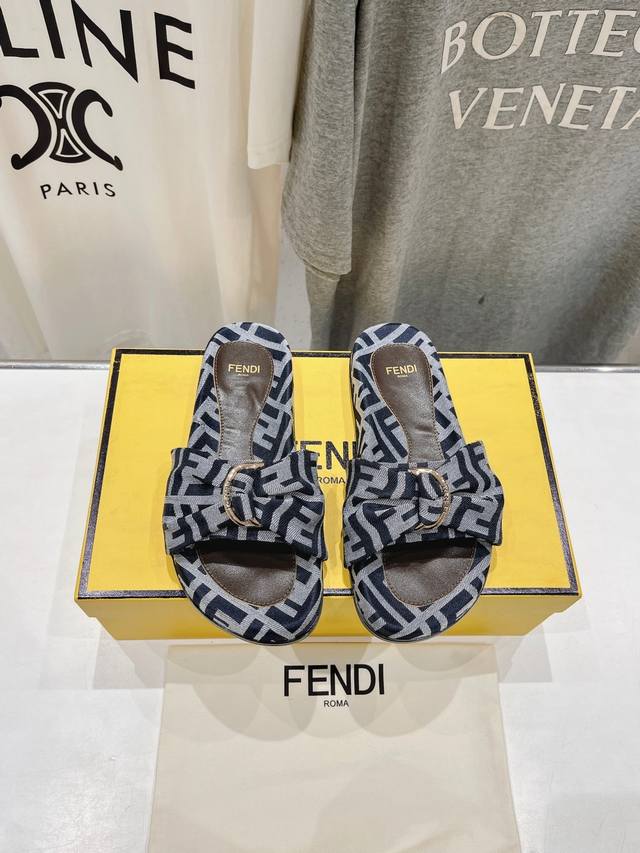 高版本出厂价 Fendi* 芬迪 2024Ss 夏季新品ff老花拖鞋 上街穿搭的不二之选 专柜买断货的爆款 经典老花设计，搭配ff Baguette装饰性搭扣，