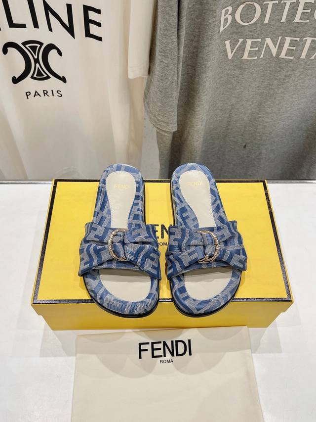 高版本出厂价 Fendi* 芬迪 2024Ss 夏季新品ff老花拖鞋 上街穿搭的不二之选 专柜买断货的爆款 经典老花设计，搭配ff Baguette装饰性搭扣，