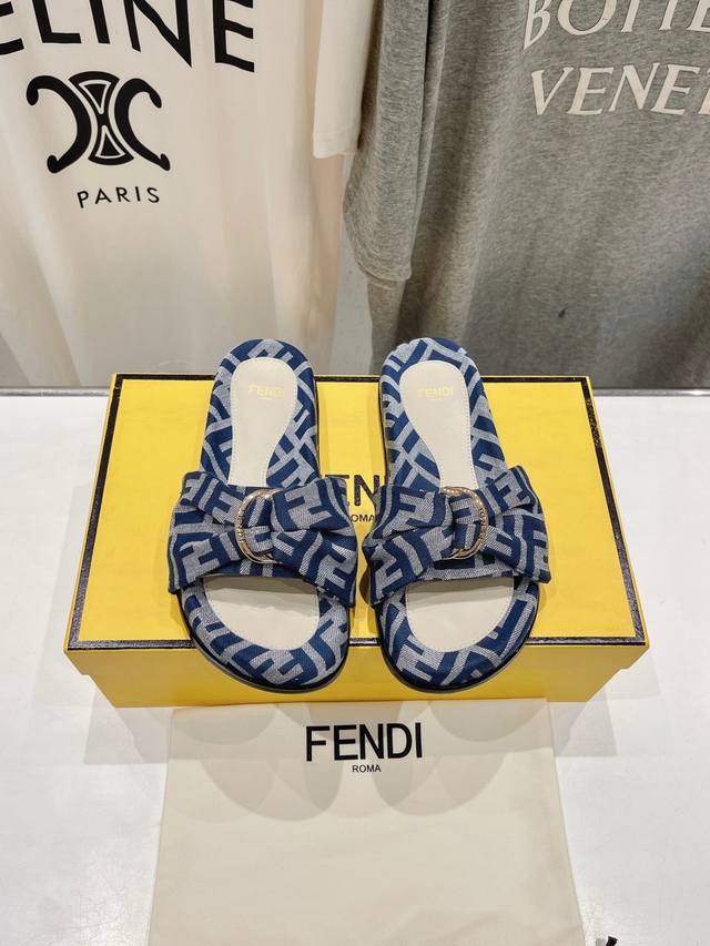 高版本出厂价 Fendi* 芬迪 2024Ss 夏季新品ff老花拖鞋 上街穿搭的不二之选 专柜买断货的爆款 经典老花设计，搭配ff Baguette装饰性搭扣，