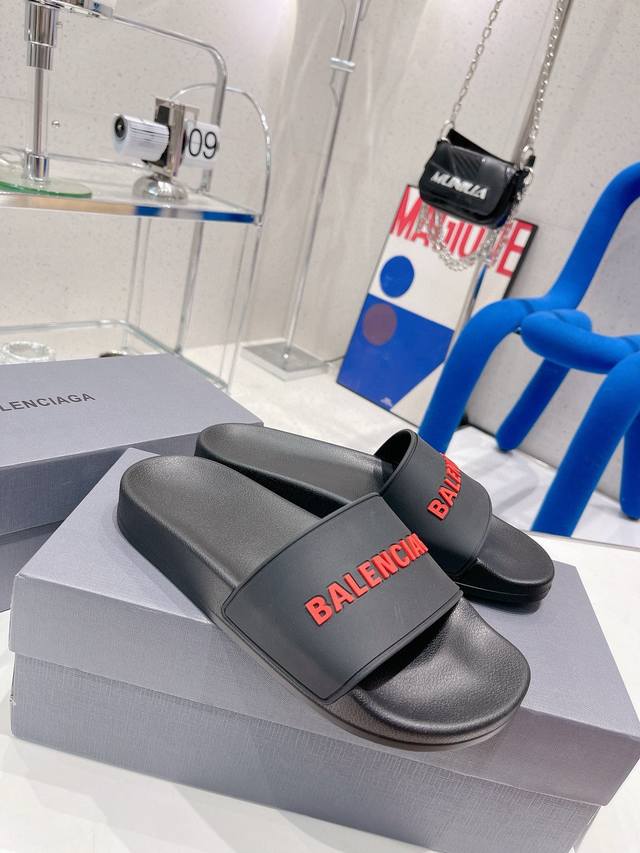 冲量价: 情侣款 巴黎世家balenciga 一字拖鞋系列 五颜六色 总有你喜欢的颜色 随意搭配 夏季去哪里都可以穿 发泡大底 轻盈舒适 35-45 脚肥脚宽建