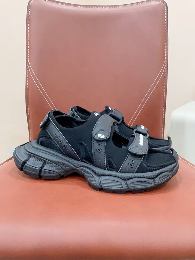 冲量价: 已认证 Balenciag*巴黎家2024新款3Xl沙滩凉鞋 今年春夏新品居然出了一款这么炸的沙滩凉鞋，这款沙滩凉鞋首先它是微带一点点做旧，然后它的重