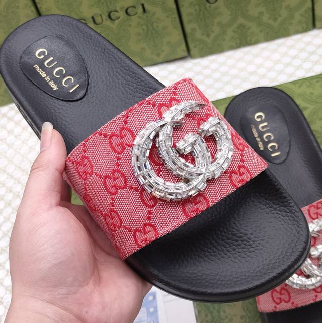 冲量价: ，男女同款，情侣款gucci 古奇』拖鞋，万众瞩目的一款 美到即可融化你们的心，！简直就是鬼斧神工的杰作 人手必备的一款，开模制造 脚感q弹超柔软 上