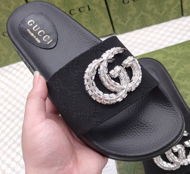 冲量价: ，男女同款，情侣款gucci 古奇』拖鞋，万众瞩目的一款 美到即可融化你们的心，！简直就是鬼斧神工的杰作 人手必备的一款，开模制造 脚感q弹超柔软 上