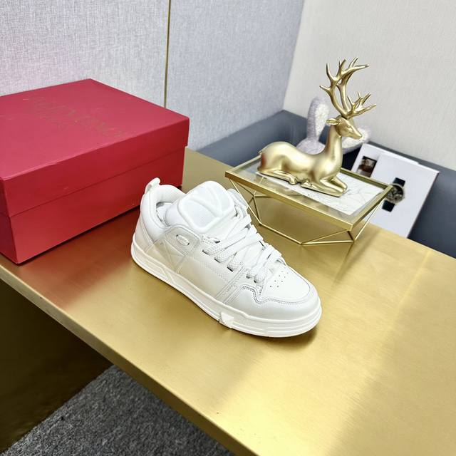 冲量价: 顶级版本。 品牌：Valentino 华伦天奴 等级：2023最新时装周走秀 情侣 款 ，厚底的独特设计时尚一族特现脚瘦一款百塔的时尚产品 面料：鞋头