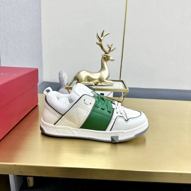 冲量价: 顶级版本。 品牌：Valentino 华伦天奴 等级：2023最新时装周走秀 情侣 款 ，厚底的独特设计时尚一族特现脚瘦一款百塔的时尚产品 面料：鞋头