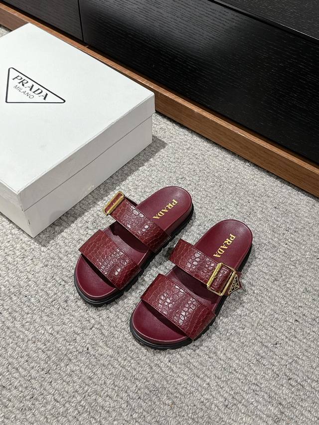 顶级品质 Prada Ss24 New Arrival～ P家2024春夏｜两带拖鞋新品 纯皮材质，点缀三角标，好穿又百搭！ 造型经典简约，慵懒随性，舒适度满分