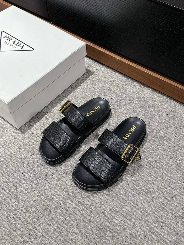 顶级品质 Prada Ss24 New Arrival～ P家2024春夏｜两带拖鞋新品 纯皮材质，点缀三角标，好穿又百搭！ 造型经典简约，慵懒随性，舒适度满分