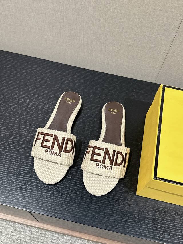 顶级品质 Fendi Ss24 New Arrival～ F家2024春夏新款｜平底拖鞋 满满的慵懒随性气息，时髦单品！ 鞋面原版草编材质， Logo电绣 羊皮