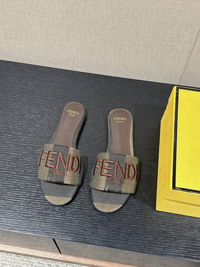 顶级品质 Fendi Ss24 New Arrival～ F家2024春夏新款｜平底拖鞋 满满的慵懒随性气息，时髦单品！ 鞋面原版草编材质， Logo电绣 羊皮