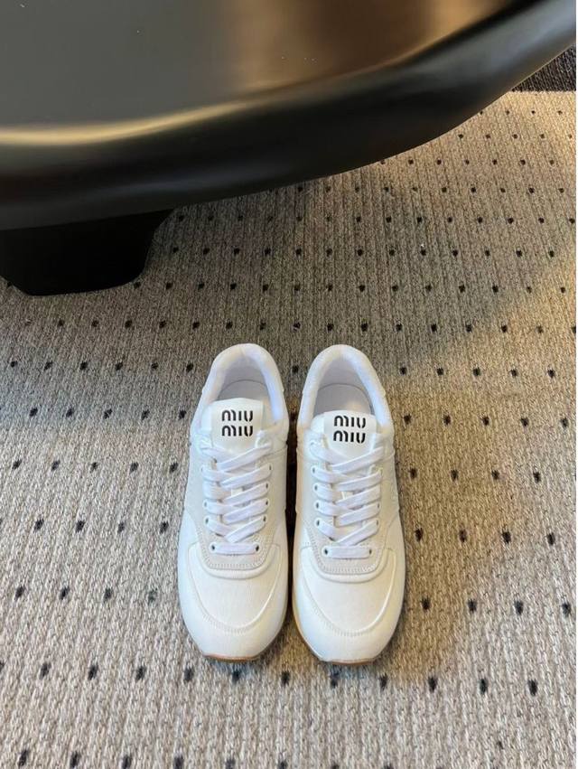 顶级品质 Miu Miu Ss24 New Arrival～ Miumiu 2024秋冬新款休闲运动鞋 Miu家 简约的格板设计，极具辨识度的鞋舌， 上脚超级阳