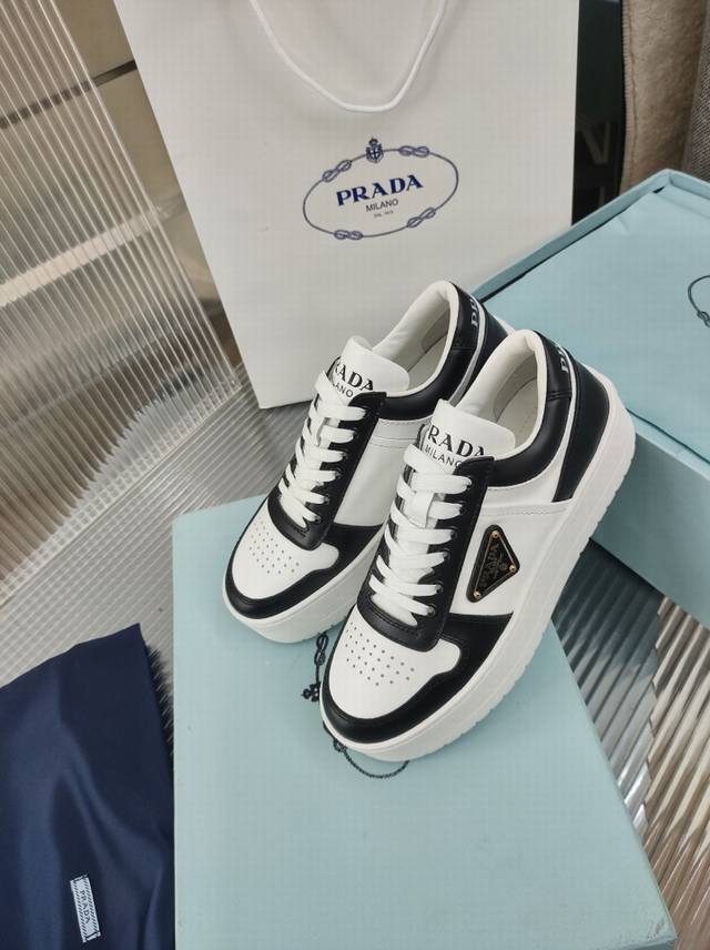 Top Quality Prada 普拉达 24 专柜走秀款早春新款 三角金属标厚底系带运动鞋系列 鞋面：高定制开边珠小牛皮面料 内里：进口丝绸牛皮 大底：原版