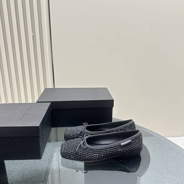 Alexanderwang亚历山大王代购级别2024秋冬新品方头芭蕾平底鞋方头芭蕾舞鞋就是芭蕾舞鞋最真切的样子，优雅大方，不失个性！ 面料：水钻 内里：羊皮 鞋