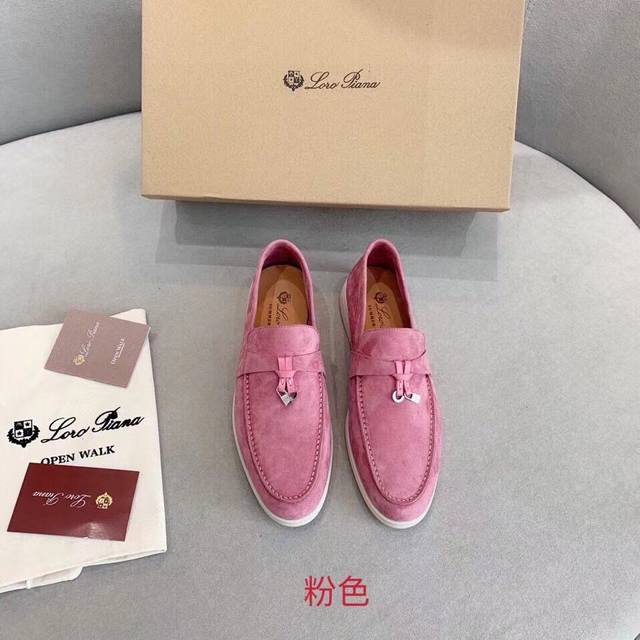 Loro Piana 女款。意大利顶级羊绒复古优雅低调奢华。时尚性与皮料实用性同样兼具依然全网最高品质。鞋面羊京丝质柔滑。羊皮里，耐磨高弹牛筋底。 码数：35-