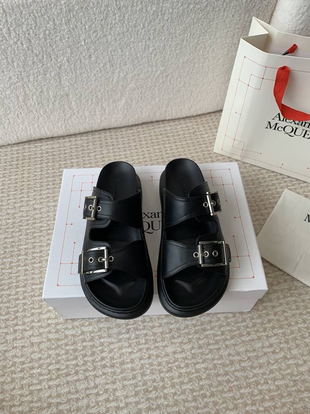 Alexander Mcqueen 麦昆 果冻厚底凉拖鞋 Jisoo金智秀同款拖鞋 非常有女人味的一款个性拖鞋 原版进口小牛皮鞋面，点缀精美小巧的五金扣，奢华时