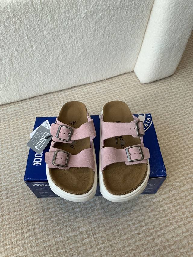 Birkenstock 博肯 潮流时尚休闲拖鞋 人体工程学设计符合脚形的脚床，软木材质穿着超级轻便舒适，楦形线条优美，做工精致，长时间穿着不累脚。 略显慵懒的休