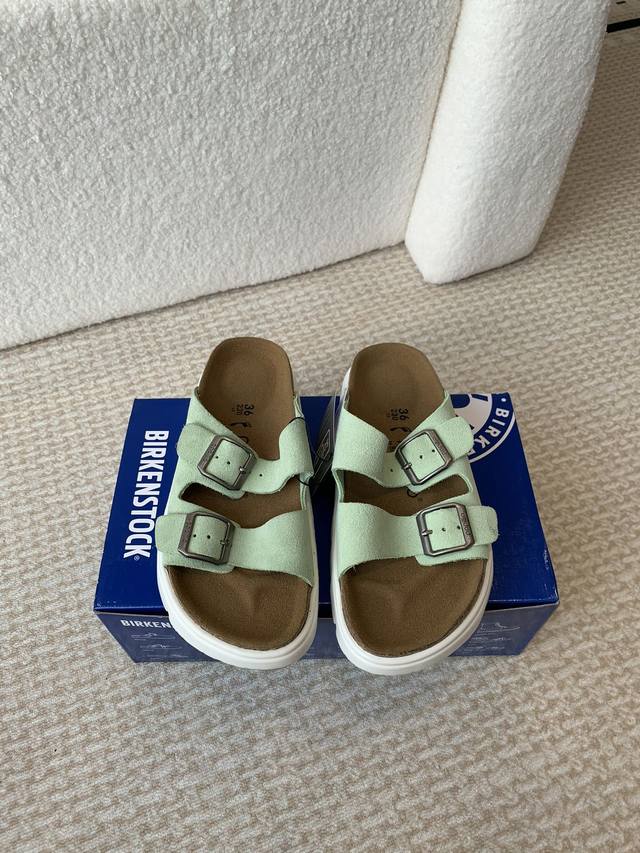 Birkenstock 博肯 潮流时尚休闲拖鞋 人体工程学设计符合脚形的脚床，软木材质穿着超级轻便舒适，楦形线条优美，做工精致，长时间穿着不累脚。 略显慵懒的休