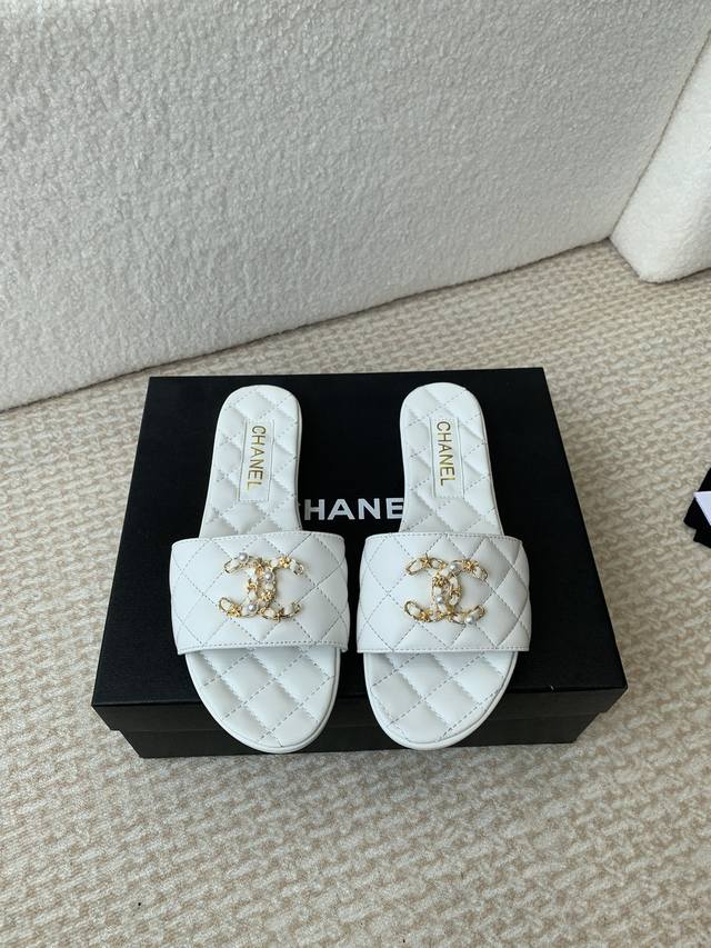 Chanel 小香 24Ss 春夏新品度假 羊皮 懒人拖 小香的一款全新设计 鞋面毛线纯手工编织搭配双c五金装饰 简约百搭上脚超级美的 怎么看都超美 鞋面：采用