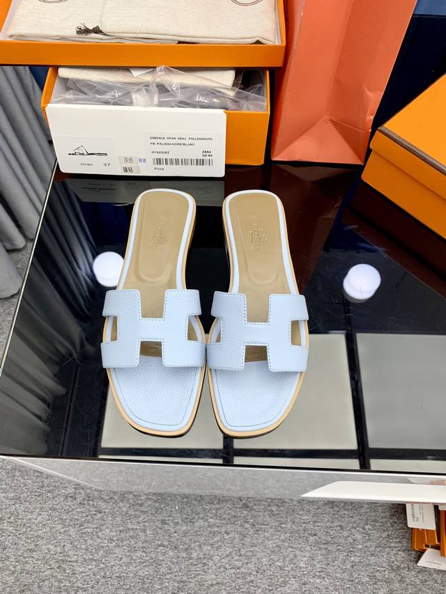 出厂价: 新色，中底全包，全新改版 Hermès 包装升级，版型做工材料升级。 市场最高版本纯手工鞋 顶级产品爱马仕拖鞋 早春新款原版一样， 师傅级纯手工打造