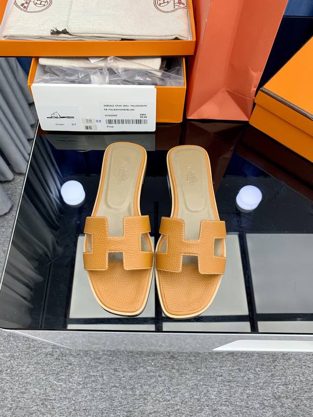 出厂价: 新色，中底全包，全新改版 Hermès 包装升级，版型做工材料升级。 市场最高版本纯手工鞋 顶级产品爱马仕拖鞋 早春新款原版一样， 师傅级纯手工打造