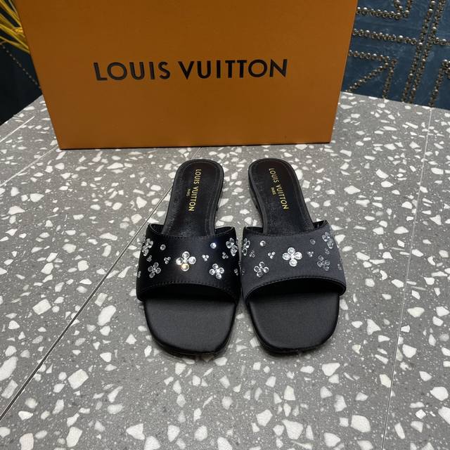 Louis Vuitton 专柜同步升级款，特殊工艺！原版开模，超火爆的最新系列，颜色繁多超正！美女可选择随意搭配 面料：进口真丝 内里：羊皮 垫脚：羊皮 跟高