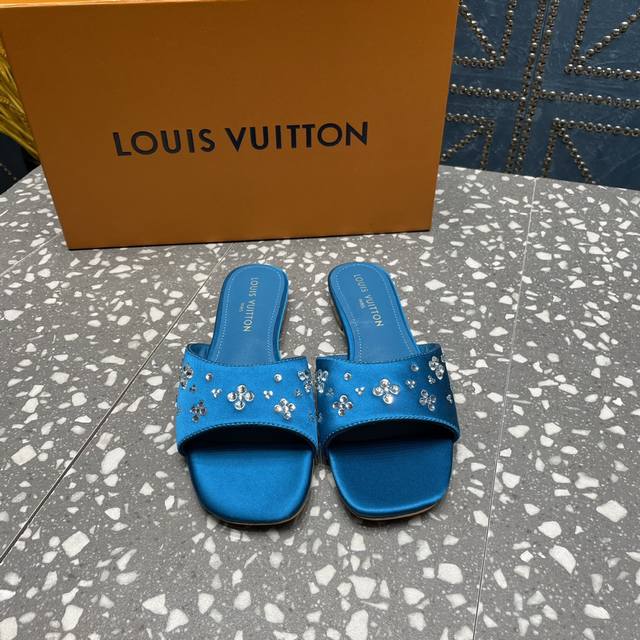 Louis Vuitton 专柜同步升级款，特殊工艺！原版开模，超火爆的最新系列，颜色繁多超正！美女可选择随意搭配 面料：进口真丝 内里：羊皮 垫脚：羊皮 跟高