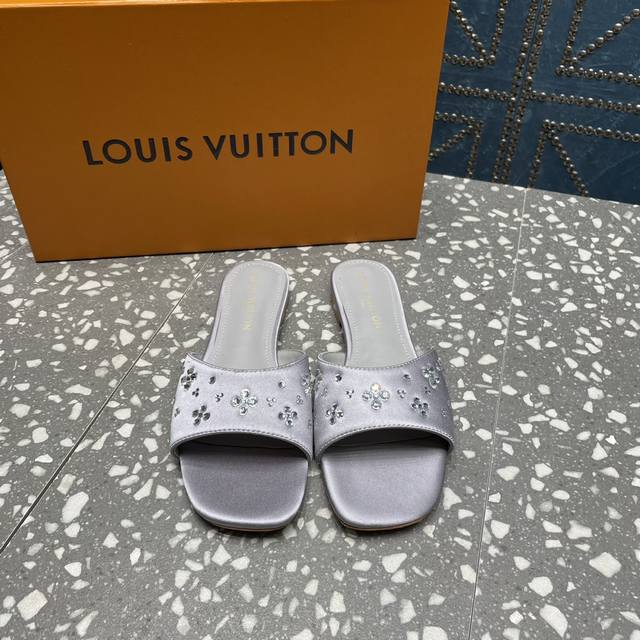 Louis Vuitton 专柜同步升级款，特殊工艺！原版开模，超火爆的最新系列，颜色繁多超正！美女可选择随意搭配 面料：进口真丝 内里：羊皮 垫脚：羊皮 跟高