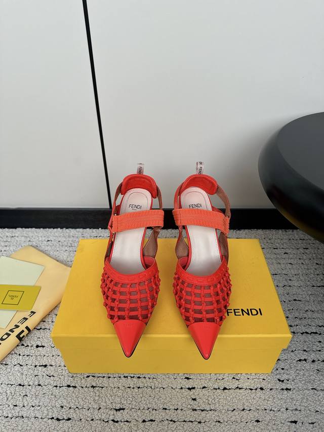 Fendi 芬迪24Ss 春夏新款 后空一字带 高跟凉鞋 经典婉约流线型colibrì 露跟鞋，清爽复古配色！鞋身采用包裹足部的纤细弹性带。仿旧丹宁复古风牛仔蓝