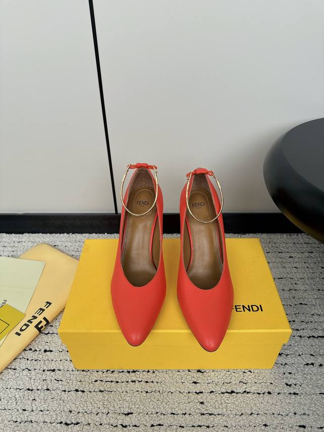 Fendi 24Ss 芬迪系列 双ff 方头 高跟 凉鞋 采用锥形鞋头和金属踝带设计 ，鞋跟饰有金属selleria缝线及金属饰钉 互相呼应 展现出最前卫时尚舒