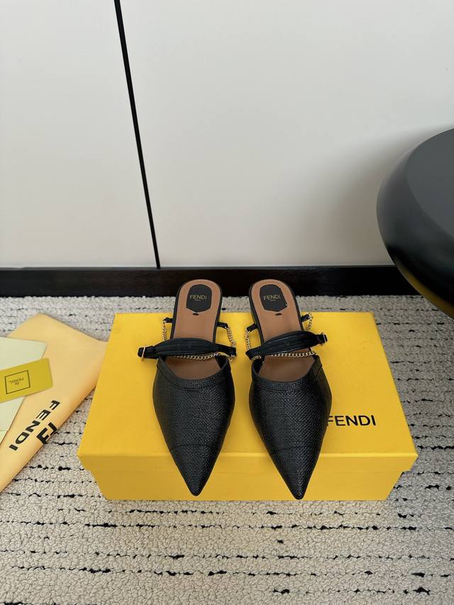 Fendi 24Ss 芬迪系列 双ff 方头 高跟 凉鞋 每年必备ff拖今年还加了新的系列，美到无法言喻 绝好的穿着舒适感可是经典必备，各种风格搭配都hold的