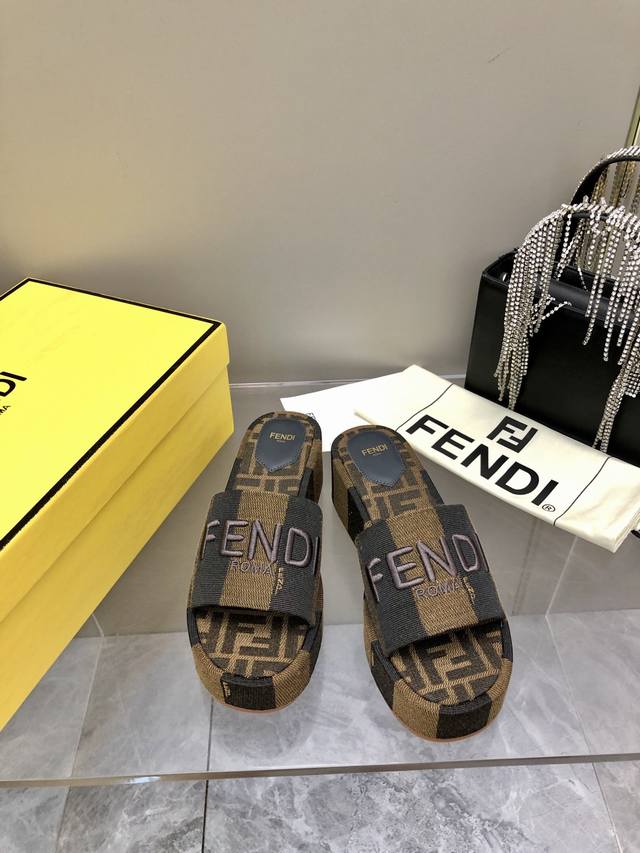 2024- Fendi 芬迪 2024 Fd最新款春夏最新爆款走秀款刺绣logo拖鞋系列 原版1:1开发，首款带ff Baguette装饰性搭扣新鲜血液注入加f