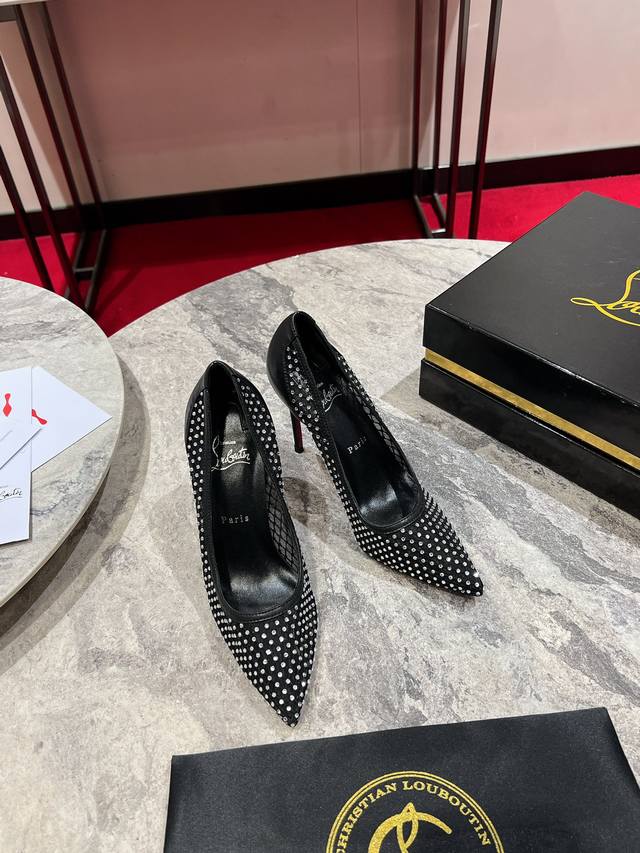 网纱满钻w. Maison Christian Louboutin采用白色网眼制作，85毫米的鞋跟，并以手工镶嵌的钻石装饰 铺满整个鞋面。 Size：34码-4