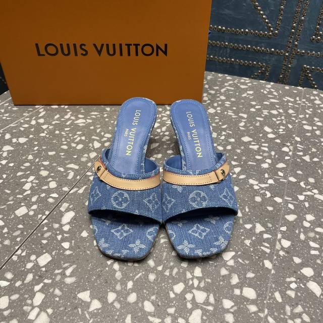 Louis Vuitton 专柜同步升级款，特殊工艺！原版开模，超火爆的最新系列，颜色繁多超正！美女可选择随意搭配 面料：羊皮 +金属羊皮 内里：羊皮 垫脚：羊