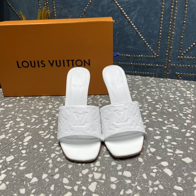 Louis Vuitton 专柜同步升级款，特殊工艺！原版开模，超火爆的最新系列，颜色繁多超正！美女可选择随意搭配 面料：羊皮 +金属羊皮 内里：羊皮 垫脚：羊