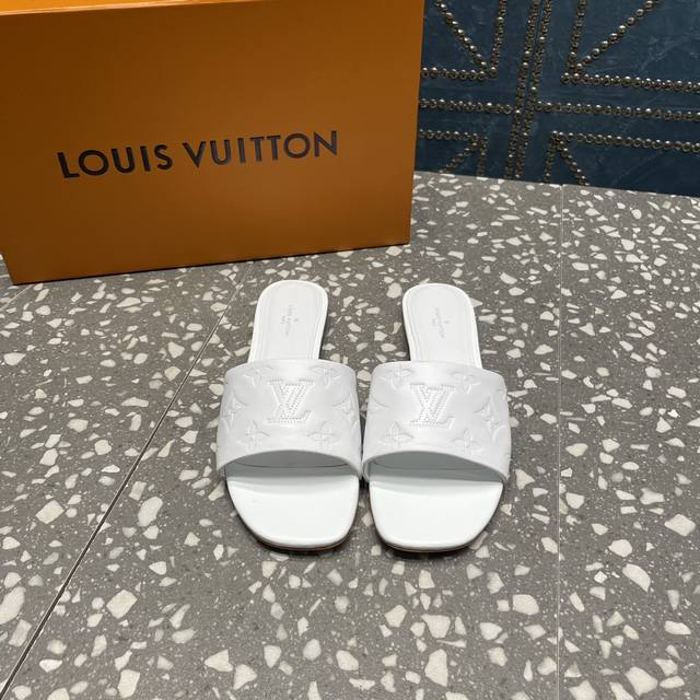 Louis Vuitton 专柜同步升级款，特殊工艺！原版开模，超火爆的最新系列，颜色繁多超正！美女可选择随意搭配 面料：羊皮 +金属羊皮 内里：羊皮 垫脚：羊