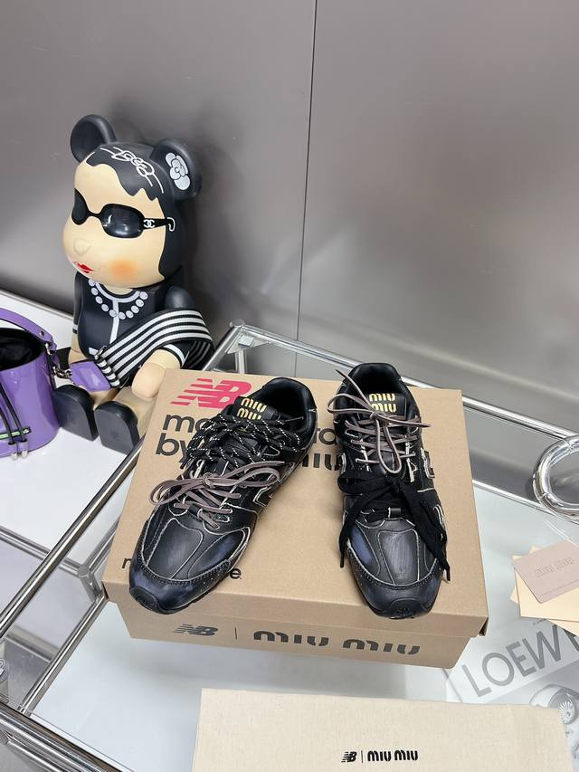 皮面 。。 Miumiu X New Balance 联名款nb运动鞋 Miu Miu 缪缪大秀上爆出的这双与new Balance 新百伦联名款运动 球鞋 后