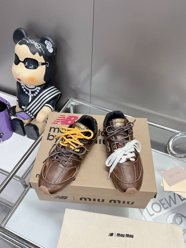 皮面 。。 Miumiu X New Balance 联名款nb运动鞋 Miu Miu 缪缪大秀上爆出的这双与new Balance 新百伦联名款运动 球鞋 后