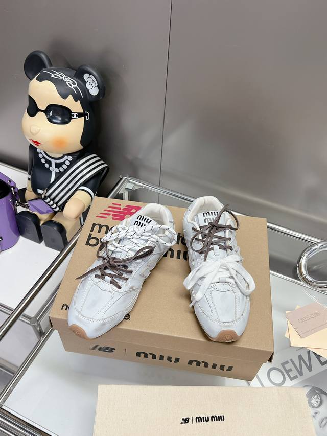 皮面 。。 Miumiu X New Balance 联名款nb运动鞋 Miu Miu 缪缪大秀上爆出的这双与new Balance 新百伦联名款运动 球鞋 后