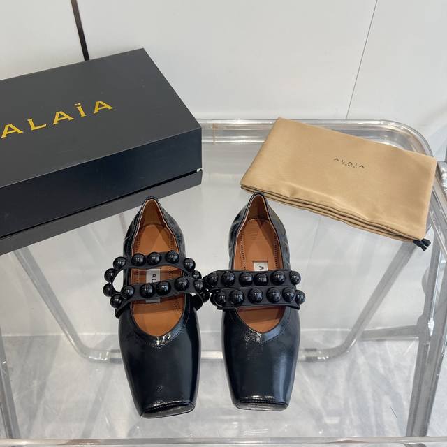 Alaia 阿莱亚 24Ss新款 猪鼻子金属扣芭蕾舞平底跳舞鞋！ Azzedine Alaia 法国一线奢侈品牌 时尚界最后的手艺人 面料：小牛皮 内里: 进囗