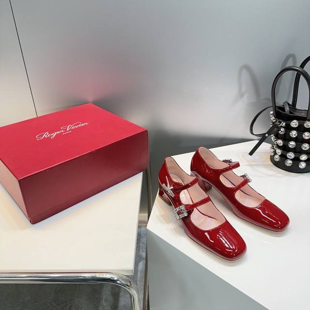 高品质出厂 ！Roger Vivier 2024年春夏rv新款带跟钻扣粗跟玛丽珍单鞋！ 此款 Tres Vivier Mini Babies 钻扣漆皮芭蕾舞鞋由