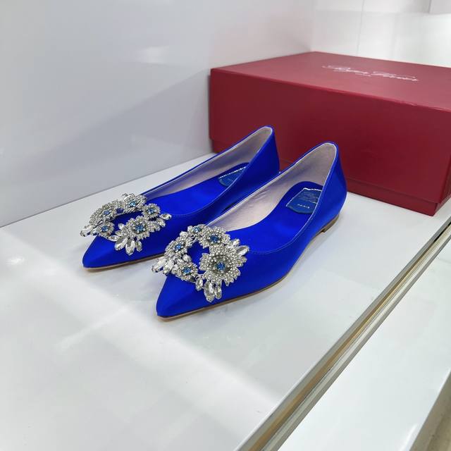 高品质出厂 ！Roger Vivier22专柜新款珍珠钻扣单鞋婚鞋！ Rv Bouquet Strass由古董珠宝汲取灵感，以华丽造型亮相本季。传统饰扣增添了珍