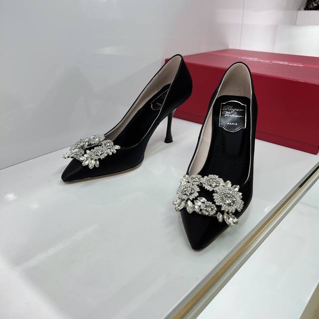 高品质出厂 ！Roger Vivier22专柜新款珍珠钻扣单鞋婚鞋！ Rv Bouquet Strass由古董珠宝汲取灵感，以华丽造型亮相本季。传统饰扣增添了珍