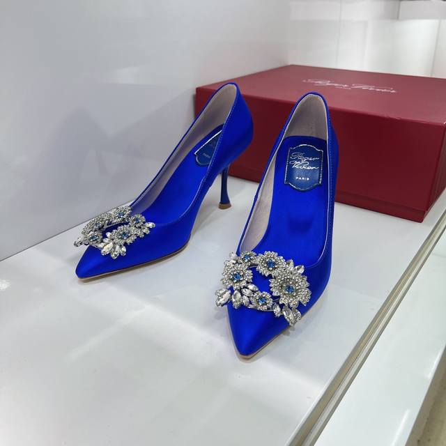 高品质出厂 ！Roger Vivier22专柜新款珍珠钻扣单鞋婚鞋！ Rv Bouquet Strass由古董珠宝汲取灵感，以华丽造型亮相本季。传统饰扣增添了珍