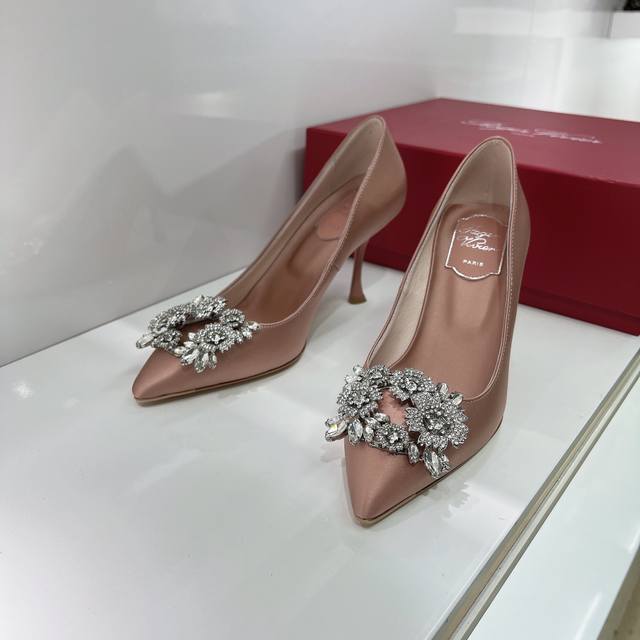 高品质出厂 ！Roger Vivier22专柜新款珍珠钻扣单鞋婚鞋！ Rv Bouquet Strass由古董珠宝汲取灵感，以华丽造型亮相本季。传统饰扣增添了珍