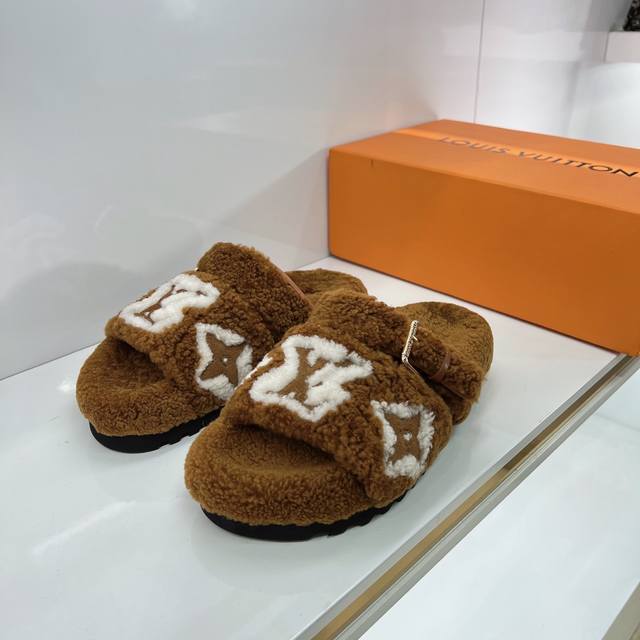 高版本 ！Louis Vuitton 路易威登lv毛毛拖 限定款全羊羔毛居家酒店拖鞋 皮草拖鞋頂级品质羔羊毛打造！超温暖的感觉，穿上仿佛踩在云朵上 经典老花装饰