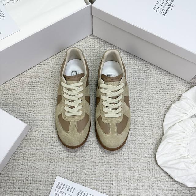 顶级版本 代购级别 Maisonmargiela Mm6德训休闲鞋鬼才设计师品牌，一个轻奢品牌上脚很百搭哦，也很随脚舒适，这一款德国训练鞋延续了经典的t形真皮拼