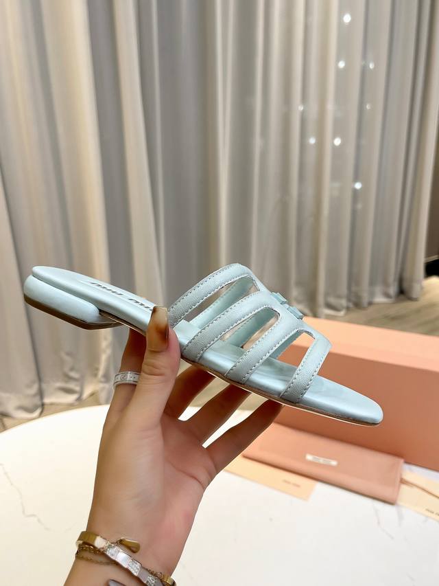 带子款 Miu Ss24 New Arrival～ Miu家2024夏真皮大底拖鞋顶级精品 时尚靓丽的色彩，青春元气十足 简洁羊皮带条款，透气 又优雅~ 材质：