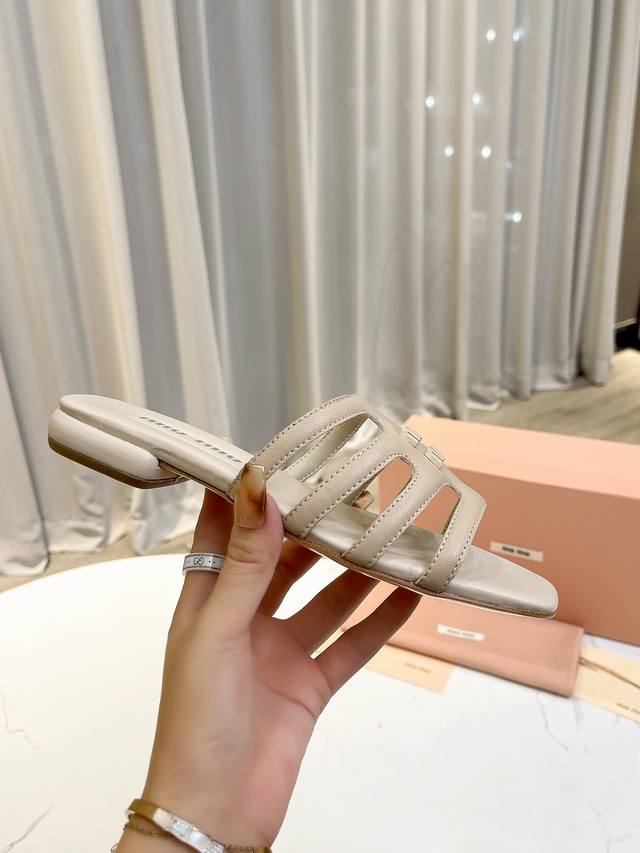 带子款 Miu Ss24 New Arrival～ Miu家2024夏真皮大底拖鞋顶级精品 时尚靓丽的色彩，青春元气十足 简洁羊皮带条款，透气 又优雅~ 材质：