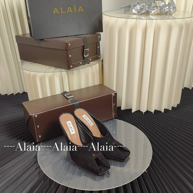 鱼嘴高跟单鞋 Alaia｜法国高端一线高定品牌 Azzedinealaia:时尚界最后的手艺人 只忠于展现女性身体曲线的裁剪之王 始创于1979年的品牌alai